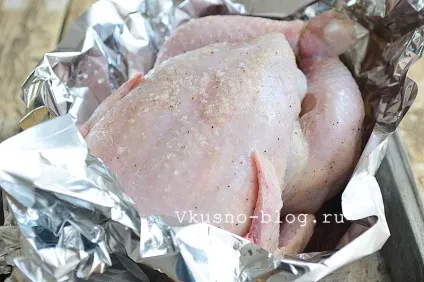 Курка у фользі в духовці