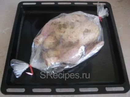 Курка в духовці запечена цілком у рукаві покроковий рецепт з фото (курка приготування запекти цілком рецепт духовка фото рукав домашня смачна часник запечена простий покроковий спеції) Курка в духовці запечена цілком у рукаві покроковий рецепт з фото