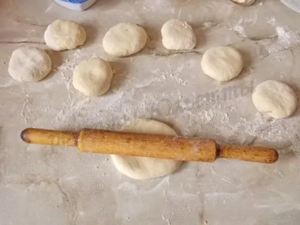 Коржі на кефірі з картоплею і сиром (смажені коржики з картоплею) Коржі на кефірі з картоплею і сиром