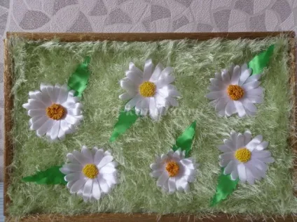 Ромашки з атласних стрічок