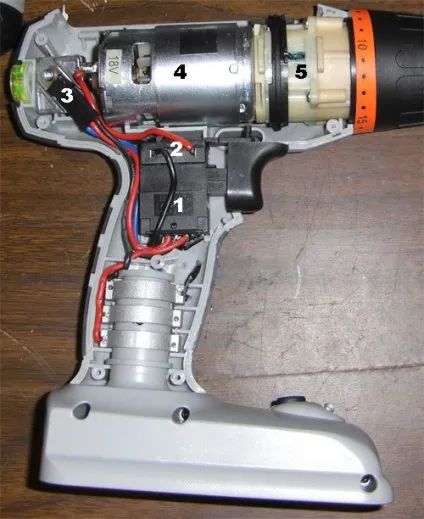 Розбираємо шуруповерт вперше (шлях самурая), сибірське домоволодіння (розбираємо) Розбираємо шуруповерт вперше (шлях самурая), сибірське домоволодіння