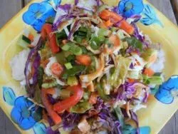 Салат з курки з цибулею (зелень свіжа різна петрушка) Салат з курки з цибулею