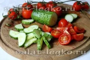 Салат з черрі, огірками і сухариками (рецепт) Салат з черрі, огірками і сухариками