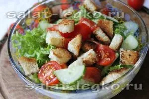 Салат з черрі, огірками і сухариками (рецепт) Салат з черрі, огірками і сухариками