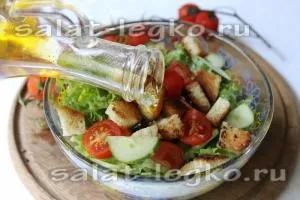 Салат з черрі, огірками і сухариками (огірки) Салат з черрі, огірками і сухариками