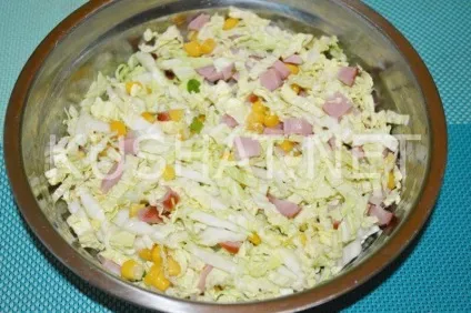 Салат з пекінської капусти з шинкою і кукурудзою (кукурудзою) Салат з пекінської капусти з шинкою і кукурудзою
