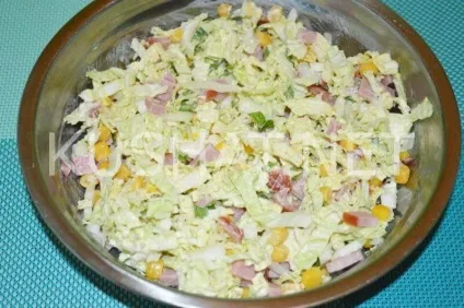 Салат з пекінської капусти з шинкою і кукурудзою (кукурудзою) Салат з пекінської капусти з шинкою і кукурудзою