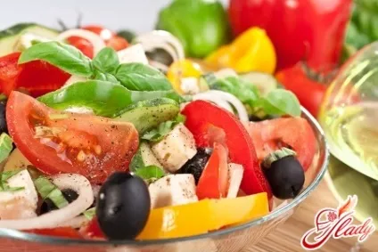 Салат з бринзою і оливками або чорними маслинами (ложками оливкової олії) Салат з бринзою і оливками або чорними маслинами