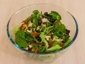 Салат з курячим філе, овочами і йогуртовой заправкою (нарізати невеликими шматочками) Салат з курячим філе, овочами і йогуртовой заправкою