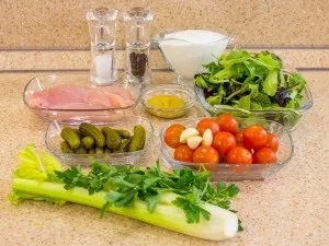 Салат з курячим філе, овочами і йогуртовой заправкою (заправкою) Салат з курячим філе, овочами і йогуртовой заправкою