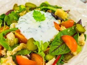 Салат з курячим філе, овочами і йогуртовой заправкою (нарізати невеликими шматочками) Салат з курячим філе, овочами і йогуртовой заправкою