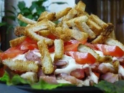 Салат з куркою, шинкою, помідорами і сухариками (шинкою) Салат з куркою, шинкою, помідорами і сухариками
