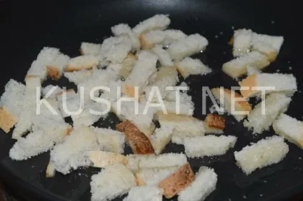 Салат з шинкою, сухариками, сиром і помідорами