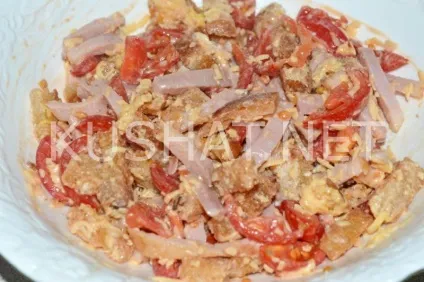 Салат з шинкою, сухариками, сиром і помідорами