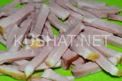 Салат з шинкою, сухариками, сиром і помідорами
