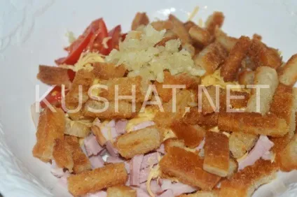 Салат з шинкою, сухариками, сиром і помідорами