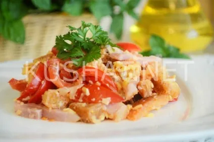 Салат з шинкою, сухариками, сиром і помідорами