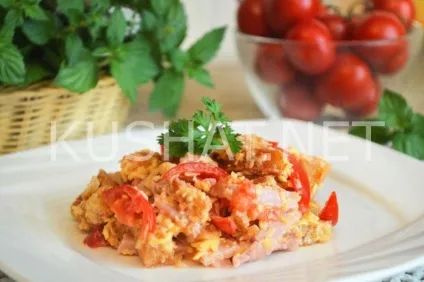 Салат з шинкою, сухариками, сиром і помідорами