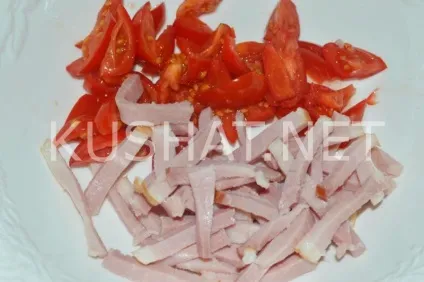Салат з шинкою, сухариками, сиром і помідорами