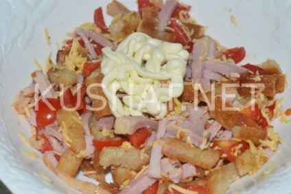 Салат з шинкою, сухариками, сиром і помідорами