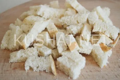 Салат з шинкою, сухариками, сиром і помідорами