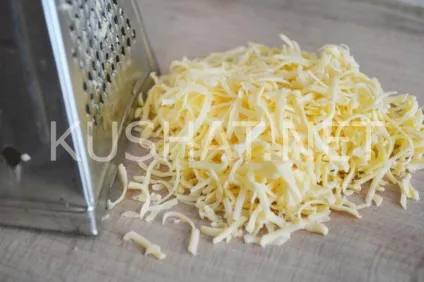 Салат з шинкою, сухариками, сиром і помідорами