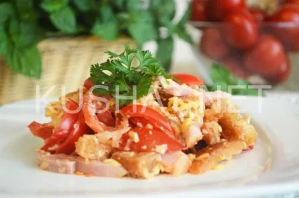 Салат з шинкою, сухариками, сиром і помідорами