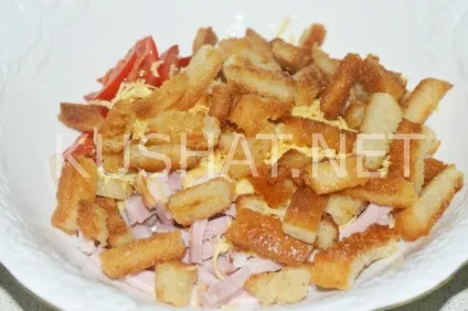 Салат з шинкою, сухариками, сиром і помідорами