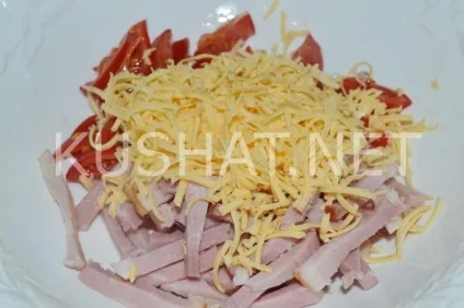 Салат з шинкою, сухариками, сиром і помідорами