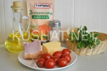 Салат з шинкою, сухариками, сиром і помідорами