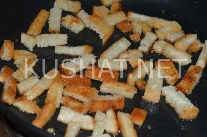 Салат з шинкою, сухариками, сиром і помідорами