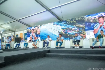 Секретар генради «едінойУкаіни» Сергій Неверов поспілкувався з молодими політичними лідерами на (росії) Секретар генради «едінойУкаіни» Сергій Неверов поспілкувався з молодими політичними лідерами на