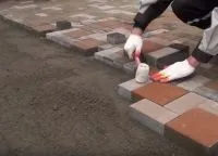 Укладання плитки на дачі