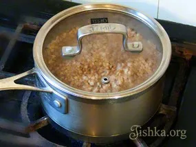 Качка запечена з гречкою - покроковий рецепт з фото