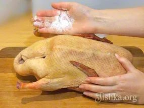 Качка запечена з гречкою - покроковий рецепт з фото