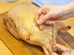 Качка запечена з гречкою - покроковий рецепт з фото