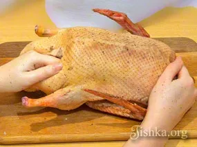 Качка запечена з гречкою - покроковий рецепт з фото
