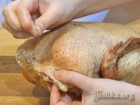 Качка запечена з гречкою - покроковий рецепт з фото
