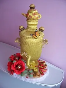 Самовар з цукерками з пластикової пляшки (самовар) Самовар з цукерками з пластикової пляшки