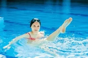 З'ясовуємо, чому зводить ноги судомою в воді