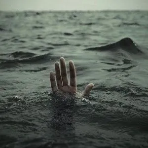З'ясовуємо, чому зводить ноги судомою в воді