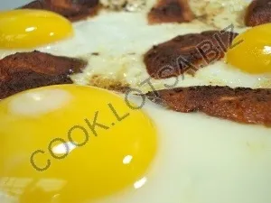 Яєчня з ковбасою - смачний домашній покроковий рецепт з фото (ковбасою) Яєчня з ковбасою - смачний домашній покроковий рецепт з фото