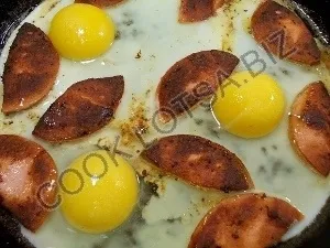 Яєчня з ковбасою - смачний домашній покроковий рецепт з фото (яєчня) Яєчня з ковбасою - смачний домашній покроковий рецепт з фото
