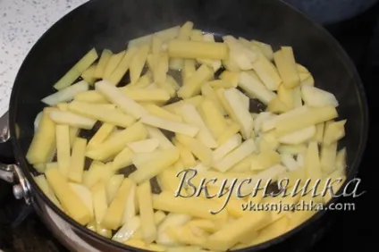 Смажена картопля з вешенками на сковороді