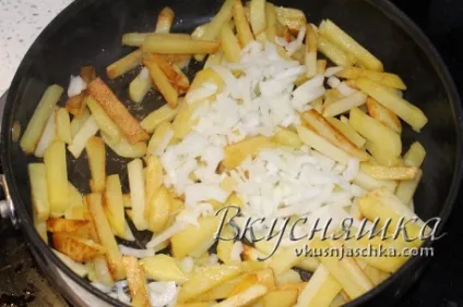 Смажена картопля з вешенками на сковороді