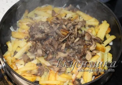 Смажена картопля з вешенками на сковороді