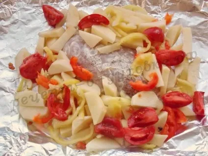 Запечена соковита куряча грудка з овочами у фользі рецепт в духовці (куріняап грудка в фользі) Запечена соковита куряча грудка з овочами у фользі рецепт в духовці