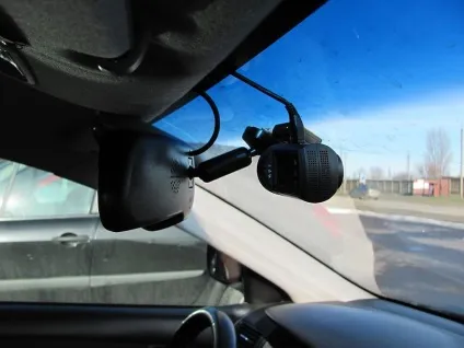 Автомобільне дзеркало-монітор і камера заднього виду з бездротовим блоком (виду) Автомобільне дзеркало-монітор і камера заднього виду з бездротовим блоком
