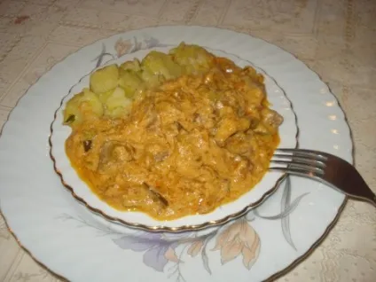 Бефстроганов - насичений - з грибами і солоними огірками