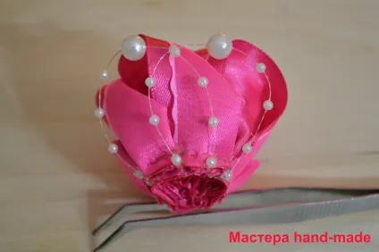 Брошка - троянда з атласних стрічок та мережива, своїми руками - майстри hand-made (стрічок) Брошка - троянда з атласних стрічок та мережива, своїми руками - майстри hand-made